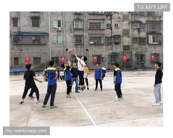 深入解析篮球运球变向规则中合法动作界定与违例判罚标准